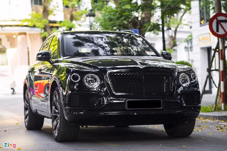 Mẫu Bentley Bentayga Design Series mới được nhập khẩu chính hãng và có "hộ khẩu" tại Hà Nội. Trước đó vào tháng 2/2020, hình ảnh đầu tiên của mẫu xe này được chụp tại cảng Hải Phòng trong lúc chờ đợi các thủ tục thông quan. 