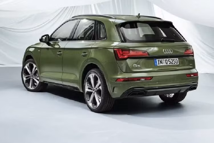 Tiếp đến, các tùy chọn màu ngoại thất mới của Audi Q5 2021 nâng cấp mới bao gồm màu xanh lục District Green và xanh dương Ultra Blue. Xe đi kèm với la-zăng hợp kim 17 inch tiêu chuẩn. Riêng biến thể S Line có la-zăng hợp kim 18 inch và có thể tăng lên 21 inch nếu người dùng có nhu cầu. Ngoài ra, một số thị trường sẽ được nhận thêm gói trang bị off-road.