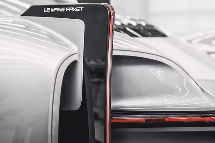 Nói về thiết kế của siêu xe Porsche 919 Street, đội ngũ thiết kế Porsche rõ ràng đã được truyền cảm hứng bởi xe đua. Từ kính chắn gió bao quanh và cửa sổ nhỏ cho tới vây cá trung tâm và vòm bánh xe lớn, nó thực sự trông giống một chiếc LMP1 dành cho đường phố.