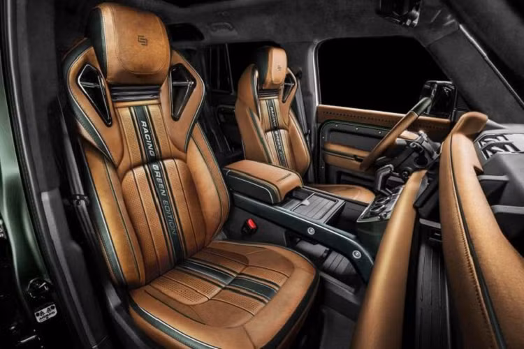 Kết thúc các nâng cấp ở bên ngoài, nội thất của Land Rover Defender cũng được sửa đổi đáng kể với các ghế định hình lại và bọc trong da trơn kết hợp da đục lỗ màu nâu, chính giữa có sọc màu xanh đậm kèm dòng chữ "Racing Green Edition".