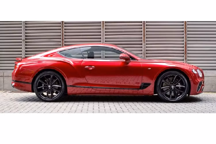 Động cơ nhỏ hơn và nhẹ hơn cũng có nghĩa là mẫu ôtô Bentley Continental GT V8 2020 mới sở hữu cảm giác lái nhanh nhẹn và nhạy bén hơn. Để tiết kiệm nhiên liệu, động cơ V8 có thể tạm ngắt 4 xi-lanh. Bên cạnh đó, chế độ stop-start tự động cũng được tích hợp vào xe.