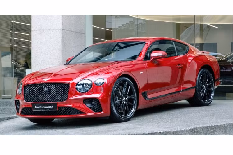 Mẫu xe siêu sang Bentley Continental GT V8 mới hiện đã có mặt tại Malaysia. Xe trang bị động cơ tăng áp kép 4 lít V8 tạo ra công suất 542 mã lực và mô-men xoắn 770 Nm. Động cơ này kết hợp với hộp số tự động 8 cấp và hệ dẫn động 4 bánh. Nhờ đó, xe có thể tăng tốc từ 0-100 km/h chỉ trong 4 giây và đạt tốc độ tối đa 318 km/h.