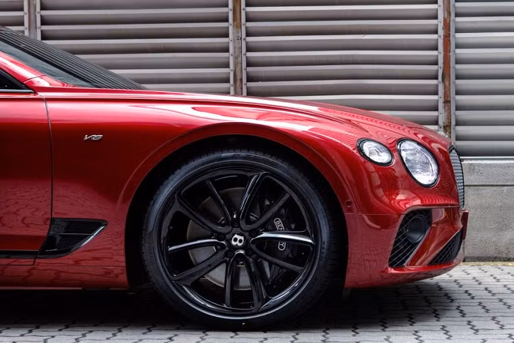 Trong khi đó, Continental GT First Edition hiện có giá 2,15 triệu RM (khoảng 11,5 tỷ đồng) và Continental GT Convertible “ngốn” 2,24 triệu RM (khoảng 12 tỷ đồng).