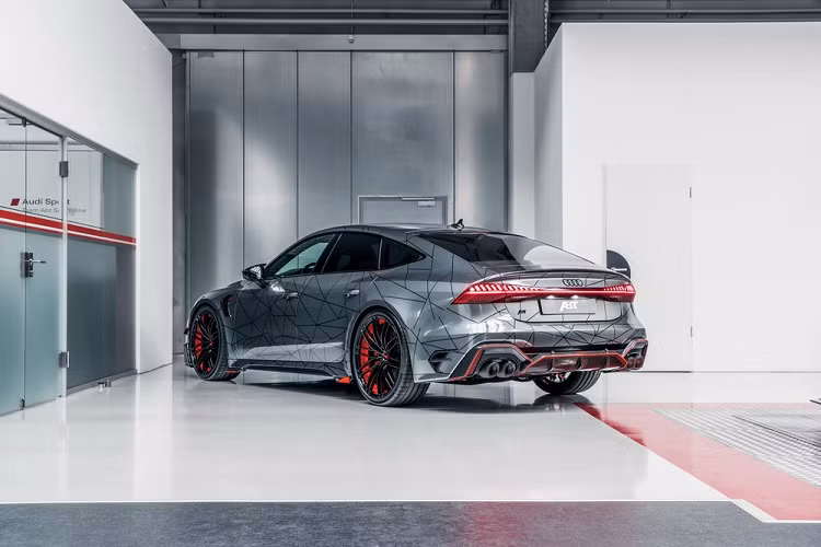 Audi ABT RS7-R độ được sản xuất giới hạn 125 chiếc. Để so sánh, động cơ tăng áp kép V8 dung tích 4.0 lít tiêu chuẩn của xe vốn sản sinh 592 mã lực và 800 Nm mô-men xoắn cực đại, kết hợp hệ dẫn động 4 bánh quattro và một hộp số tự động 8 cấp.