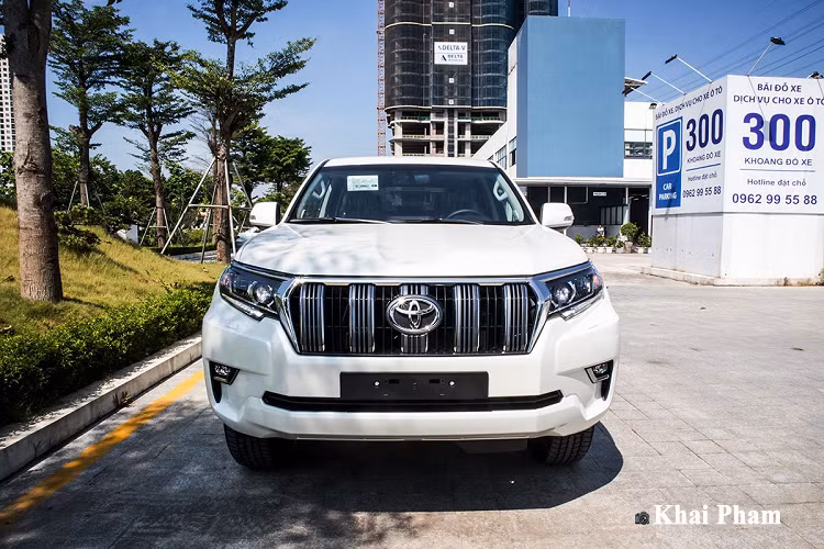 Do không có sự khác biệt về mặt tổng thể ngoại thất nên mẫu Toyota Land Cruiser Prado bản nâng cấp cho năm 2020 tại Việt Nam vẫn sở hữu nét cơ bắp đậm chất SUV. Sự cứng cáp, nam tính của Prado thể hiện ở ngay phần đầu xe khi nhìn trực diện.