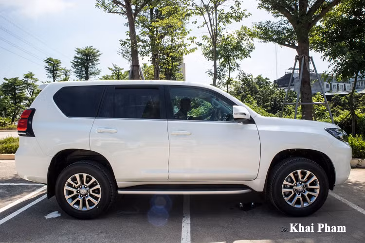 Xe vẫn sở hữu "dàn chân" cứng cáp với kích thước 18 inch 6 chấu kép kết hợp với bộ lốp 265/60R18. Gương chiếu hậu xe đồng màu với ngoại thất kết hợp đèn xi-nhan dạng LED có tính năng chỉnh &amp; gập điện, sấy gương. Bậc lên/xuống gắn cố định và đã được bổ sung đèn chiếu sáng giúp người dùng ra/vào xe dễ dàng hơn, tay nắm cửa đồng màu thân xe.