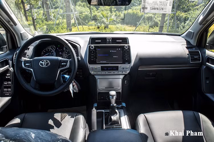 Toyota Land Cruiser và bản Prado sử dụng chung vô-lăng, nhưng khác biệt đến ở vật liệu ốp gỗ sẽ không xuất hiện trên mẫu SUV hơn 2 tỷ này. Khu vực tay lái vẫn bọc da, tích hợp nhiều nút bấm và cụm đồng hồ Analog không khác biệt so với đời cũ của Prado.