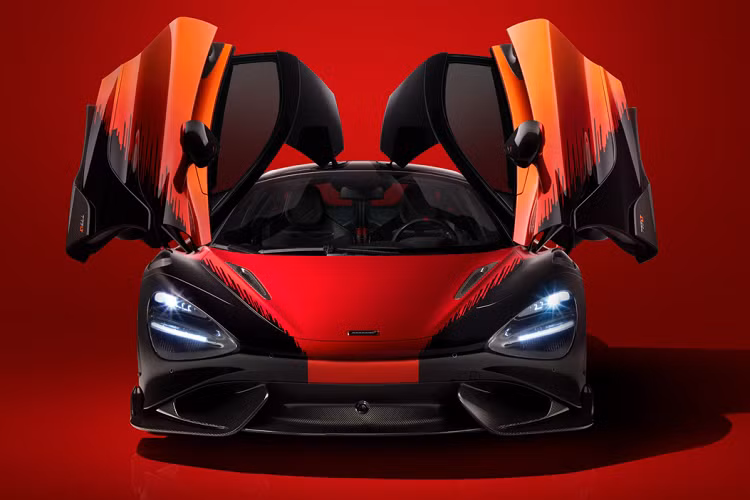 Xe được trang bị cùm phanh hai màu với cùm phanh phía trước có màu đỏ Volcano Red và phía sau màu cam Azores. Thêm vào đó, những chiếc chìa khóa theo xe cũng được sơn với họa tiết phỏng theo màu thân xe của Strata. Mức giá độ McLaren 765LT Strata chưa được công bố.
