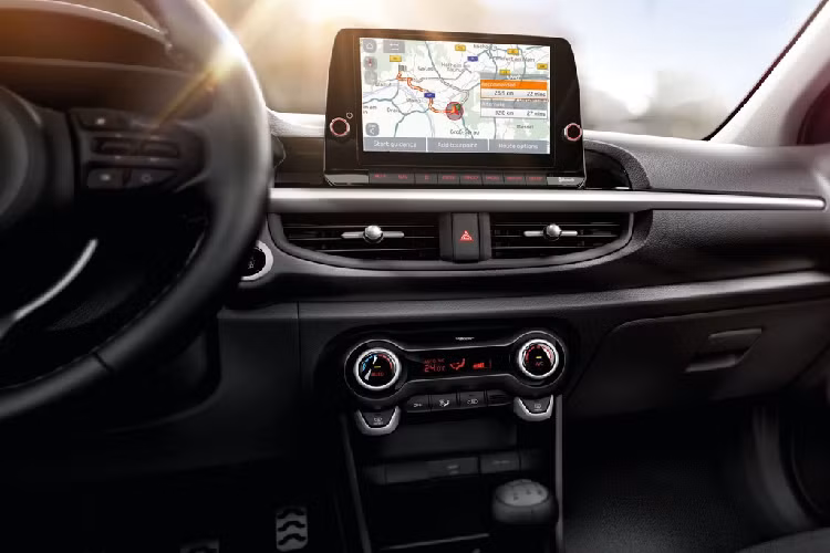 Kia Picanto 2021 có 2 tùy chọn động cơ Smartstream mới là 1.0L hút khí tự nhiên và 1.0L tăng áp. Động cơ 1.0L hút khí tự nhiên cho công suất 66 mã lực, trong khi động cơ tăng áp 1.0L sản sinh công suất 99 mã lực.