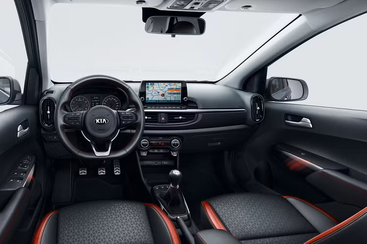 Kia Picanto 2021 được nâng cấp màn hình giải trí lớn hơn có kích thước 8 inch. Hệ thống giải trí trên xe cung cấp các kết nối tiêu chuẩn như Bluetooth, Apple CarPlay và Android Auto.