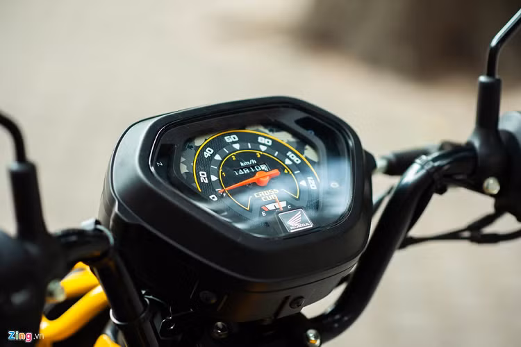 Thiết kế mặt đồng hồ đơn giản, khá giống với các mẫu xe máy phổ thông Honda như Wave Alpha hay Honda Blade. Đây là điểm mới lạ của Honda Cross Cub, ngay cả "người anh em" Honda Cub C125 vẫn sử dụng mặt đồng hồ dạng tròn đặc trưng. 