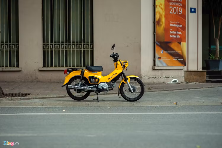 Bên cạnh chiếc Honda Cross Cub màu vàng đen, còn có các mẫu có màu xanh và đỏ. Những chiếc xe này nằm trong lô hàng Honda Cross Cub đầu tiên mà hãng xe Nhật Bản bán ra tại châu Á. 