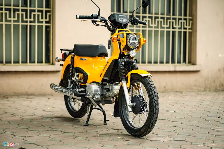 Ngoài thiết kế có phần lạ mắt, giá bán cũng là điểm đáng chú. Mỗi chiếc xe máy Honda Cross Cub có giá khoảng 120 triệu đồng, cao hơn cả Honda SH 150 ABS. Trong khi đó, chiếc Honda Cub C125 đầu tiên tại Việt Nam được một cửa hàng tư nhân tại TP.HCM nhập về trong năm ngoái cũng có giá gần 100 triệu đồng.