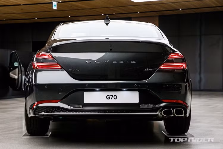 Đặc biệt, Genesis G70 2021 còn có chế độ lái Sport+ mới. Theo hãng Genesis, chế độ này sẽ ngắt hệ thống Start/Stop và trì hoãn việc chuyển lên số cao hơn càng lâu càng tốt khi xe tăng tốc. Ngoài ra, Genesis G70 2021 còn có hệ dẫn động 4 bánh toàn thời gian với chế độ Drift tích hợp sẵn. Hiện thương hiệu Genesis chưa tiết lộ nhiều thông tin liên quan đến chế độ này.