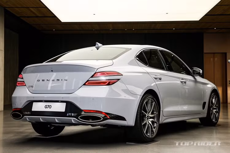 Tương tự đầu xe, phần đuôi xe của Genesis G70 2021 cũng được cải tiến đáng kể với cụm đèn hậu có thiết kế "Quad Lamps" giống đèn pha. Thiết kế này vốn lấy cảm hứng từ đôi cánh sải rộng trên logo của thương hiệu Genesis. Thêm nữa là bộ khuếch tán gió được sơn trùng màu thân xe và đầu ống xả hình bầu dục.