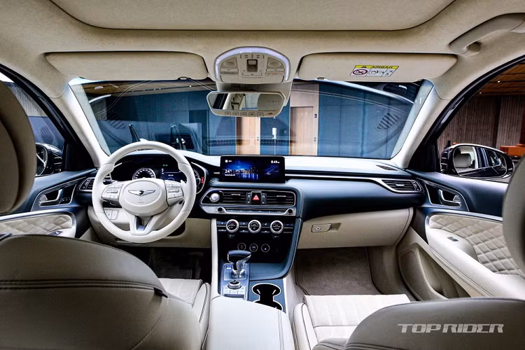 Màn hình thông tin giải trí của Genesis G70 2021 sẽ hỗ trợ kết nối với điện thoại thông minh thông qua Android Auto và Apple CarPlay cũng như tính năng ra lệnh bằng giọng nói. Thêm vào đó là tính năng cập nhật phần mềm qua Wifi và Genesis CarPay cho phép người lái trả tiền đỗ xe hoặc tiền xăng mà không cần phải bước ra khỏi xe. 