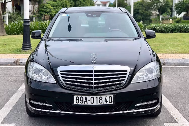 Mercedes-Benz S-Class đời cũ mang thiết kế trang nhã đặc trưng, sử dụng đèn pha Bi-Xenon công nghệ chiếu sáng chủ động, tự động điều chỉnh phạm vi chiếu sáng và mở rộng góc chiếu, có hệ thống rửa đèn. So với các phiên bản khác của dòng S-Class thế hệ cũ (W221) đang được rao bán rộng rãi trên thị trường xe cũ như S 500 hay S 500… phiên bản S300 này được đánh giá cao là khá lành tính, bền bỉ và “nồi đồng cối đá” nhất trong các phiên bản của S-Class thế hệ cũ.