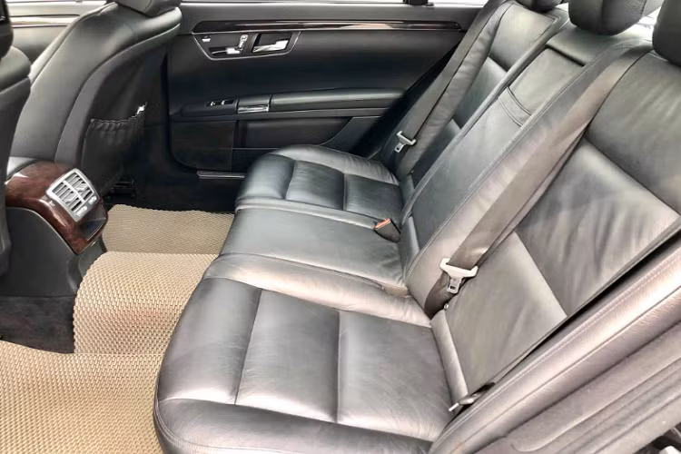 “Trái tim” của Mercedes-Benz S 300 là khối động cơ V6 dung tích 3.0L (2.997cc) hút khí tự nhiên (mã 272) dùng chung với S 280 cho công suất tối đa 228 mã lực tại 6.000 vòng/phút và mô-men xoắn cực đại 300Nm đạt được tại dải vòng tua máy từ 2.400 – 5.000 vòng/phút. Sức mạnh được truyền xuống cầu sau (RWD) thông qua hộp số tự động 7 cấp (7AT).