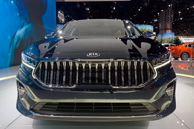Kia K7 mới có lưới tản nhiệt mới dạng nan đứng được tạo hình lõm vào phía trong. Phong cách thiết kế này gợi nhớ đến những mẫu xe của Maserati. Đèn pha được thiết kế gọn gàn hơn và dải LED ban ngày được kéo dài xuống phần nửa dưới của lưới tản nhiệt, tạo 1 vệt "phẩy" lạ mắt.
