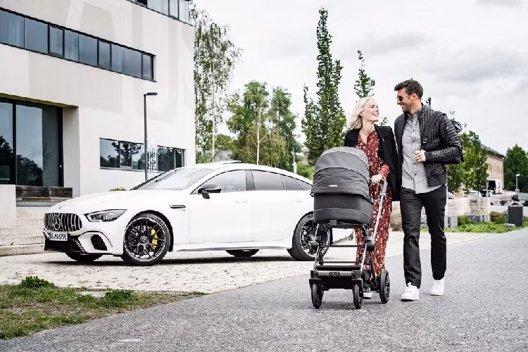 Xe đẩy cho em bé Mercedes-Benz AMG có thể lắp thêm các phụ kiện như thùng đựng đồ, nệm lót thoát khí, balo Bag2Go... Xe sẽ được bán ra từ cuối năm nay song song với xe đẩy Avantgarde