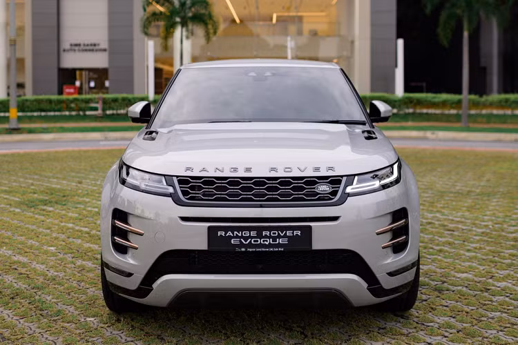 Hệ thống đèn trước/sau được làm mỏng và hiện đại hơn với công nghệ LED tự động. Tay nắm xe dạng thò thụt và dải màu đen bóng phía sau thừa hưởng từ đàn anh Velar. Xe đi kèm bộ mâm hợp kim 20 inch. Phiên bản R-Dynamic có cản trước/sau thể thao hơn, các hốc gió mô phỏng trên nắp ca-pô, những điểm nhấn màu đồng.