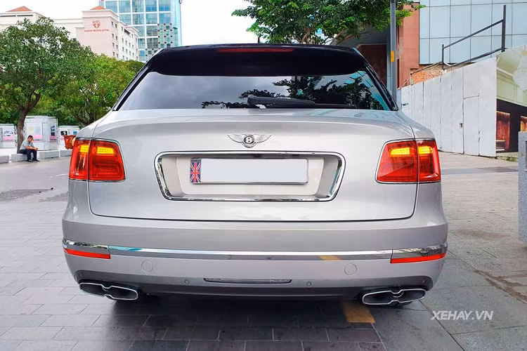 Đèn pha dạng tròn quen thuộc của nhà Bentley được kết hợp với đèn định vị LED ban ngày, ở giữa đèn pha được tích hợp công nghệ rửa chóa thông minh. Kết hợp với đó là bộ la-zăng 22 inch có thiết kế hoàn toàn khác biệt với tên gọi Paragon do chính Mulliner chế tạo.