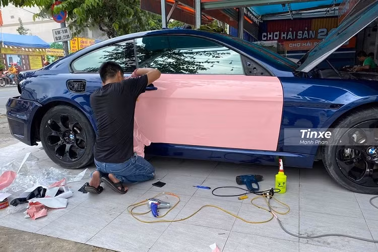 Tương tự như các xe khác thay áo màu hồng trước đó, chủ nhân của chiếc xe BMW 6-Series thế hệ thứ 2 tại Sài thành cũng lựa chọn thay áo cho xe bằng phương pháp dán đề can. Công việc này đơn giản và ít rườm rà hơn so với thay áo bằng cách sơn đổi màu trực tiếp hoặc sơn lột.
