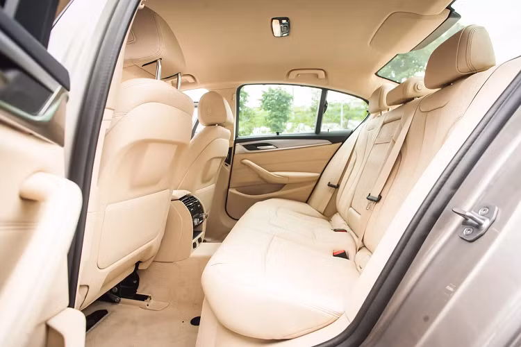 BMW 5 Series phiên bản 520i (G20) từng có giá bán niêm yết 2,389 tỷ đồng. Cùng với phiên bản 530i, phiên bản 520i được nhà phân phối giảm giá bán. So với giá bán ban đầu, BMW 520i đã giảm giá 590 triệu đồng.