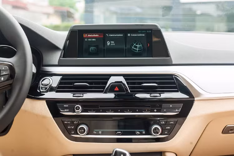 BMW 520i giảm giá mạnh là một tin vui đối với khách hàng đang có nhu cầu mua xe mới, tuy nhiên những khách hàng đã mua xe sẽ không cảm thấy vui vẻ vì điều này, khi xe của họ bị “mất giá” một phần sau khi hãng giảm giá sâu cho xe mới.
