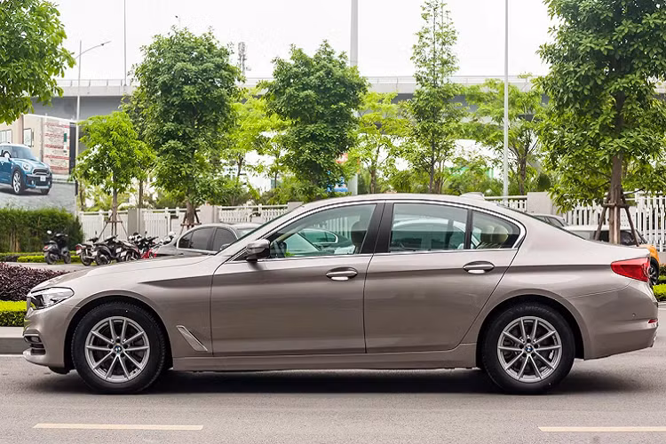 Giá xe BMW 520i thậm chí còn tiệm cận giá bán của dòng sedan hạng sang cỡ nhỏ được định vị thấp hơn như Mercedes-Benz phiên bản C200 Exclusive 2020 đang có giá 1,729 tỷ đồng, đồng thời rẻ hơn so với phiên bản C 300 AMG đang có giá 1,939 tỷ đồng.
