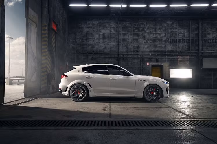 Ngoài ra, một bộ kit “cánh rộng” sẽ xuất hiện trên các phiên bản Levante Gran Sport, GTS và Trofeo, mang tới diện mạo mới nhờ các vòm bánh xe cỡ lớn, một thanh nẹp dài trên nắp capo, bộ cản sau kiểu mới, tất cả đều được làm từ sợi carbon.