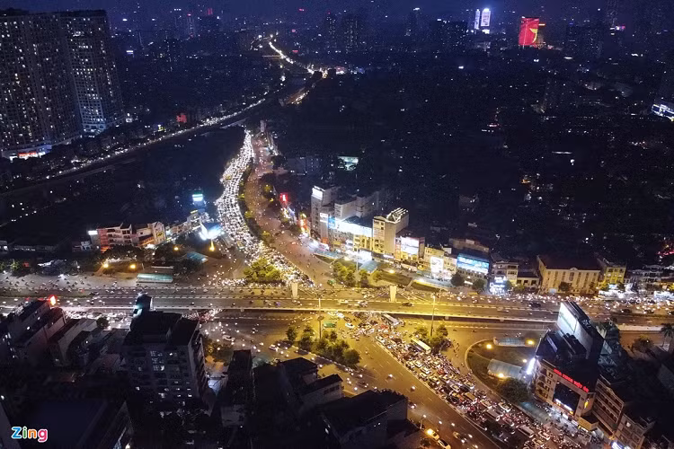 Là điểm qua lại giữa các khu dân cư đông đúc như Khương Trung, Thượng Đình, Trung Liệt… lại thiếu các trục hướng tâm nên các phương tiện thường lưu thông qua nhiều đường nhánh, ngõ trước khi đổ về Ngã Tư Sở.