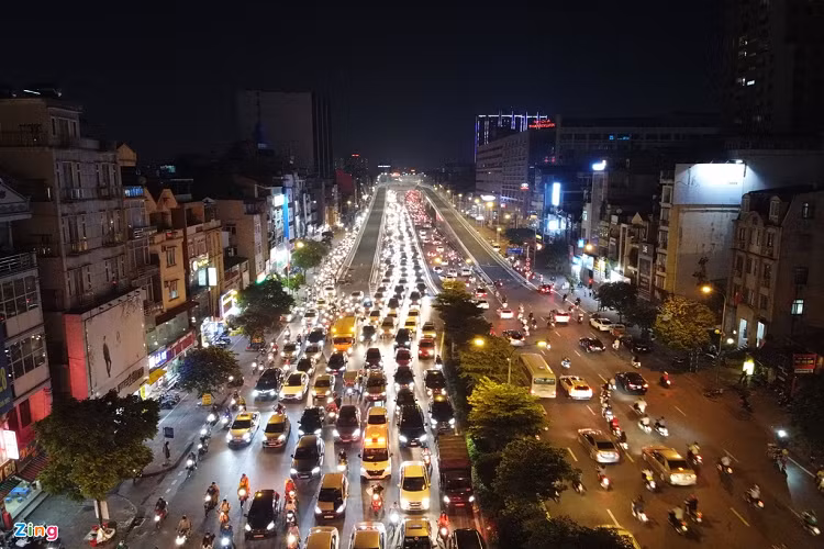 Thời gian gần đây, sau khi đường vành đai 2 dưới thấp hoàn thành mở rộng, lượng lớn các phương tiện dồn về, làm gia tăng tình trạng ùn tắc ở khu vực này. 