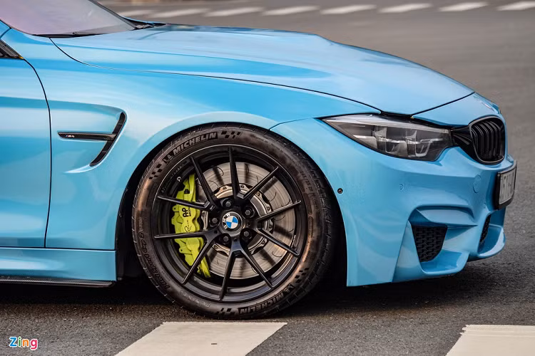 Chiếc BMW M4 F82 độ tiền tỷ này đã được chủ nhân thay thế bộ mâm 437M đường kính 19 inch bằng bộ mâm 763M 5 chấu kép, tương tự phiên bản BMW M4 CS. Đi cùng với đó là lốp đua Michellin Pilot Sport Cup 2, tổng giá trị của bộ mâm, lốp là 8.000 USD. 