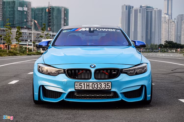Ngoại hình xe thể thao BMW M4 gây ấn tượng với lưới tản nhiệt quả thận đặc trưng, với logo M4 để phân biệt với các phiên bản 4-Series khác. Ba hốc gió trước kích thước lớn và có thiết kế góc cạnh, tạo cảm giác cứng cáp và hầm hố khi nhìn trực diện. Xe có đèn pha Adaptive LED Headlight (đèn pha tự động thích ứng) với phạm vi chiếu sáng 350 m. 