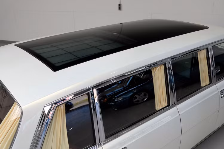 Và trải qua gần 60 năm tồn tại, giá trị của Mercedes-Benz 600 (W100) chỉ có tăng chứ không hề giảm. Nguyên nhân là vì mỗi chiếc 600 đều được lắp bằng tay và trên toàn thế giới chỉ có tổng cộng 2.677 chiếc. 