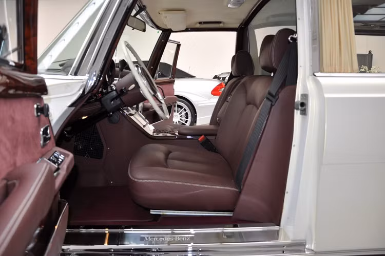 Chiếc Mercedes-Benz 600 Pullman limousine 1975 trong bài có ngoại hình không khác gì những mẫu xe cùng phiên bản khác. Tuy nhiên, điểm làm nên giá trị chiếc xe chính là nước sơn metallic Perlmutt Weis (Mother of Pearl White – tạm dịch là Mẹ Ngọc Trai :D ).