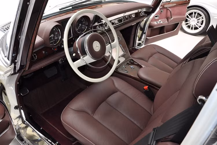 Phiên bản đắt và hiếm nhất là Mercedes-Benz 600 Landaulet với 59 chiếc trên toàn cầu. Phiên bản ít hiếm hơn là mẫu 600 Pullman limousine trong bài viết sau. Hiện chiếc xe đang được trưng bày ở gargage Auto Leitner tại Hà Lan.