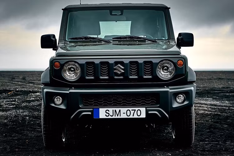 Suzuki Jimny có thiết kế vuông vức, góc cạnh đầy nam tính tương tự Mercedes-Benz G-Class nên còn được gọi là "tiểu G-Class". Đèn pha gương cầu phía trước dạng tròn, lưới tản nhiệt nan dọc khá giống với mẫu xe Hummer.