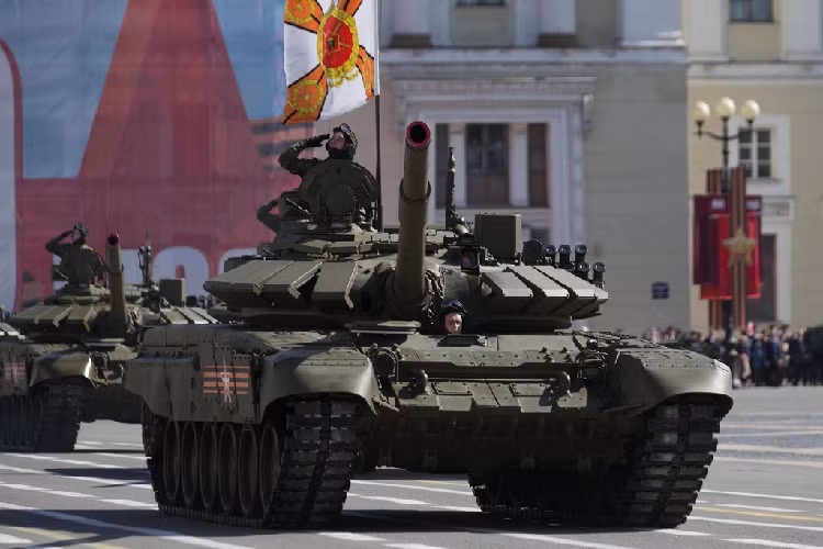 Mỗi kíp xe tăng T-72B3 gồm có 3 người, bao gồm trưởng xe, pháo thủ và lái xe. Đội tuyển xe tăng của Quân đội Nhân dân Việt Nam có 4 kíp tham dự cùng các chuyên gia kỹ thuật và các huấn luyện viên hỗ trợ thi đấu. Ảnh: Sputnik News.