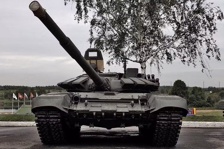 Hỏa lực chính trên T-72B3 là pháo 2A46M5 nòng trơn, cỡ đạn 125 mm. Loại pháo này có thể sử dụng được nhiều loại đạn như đạn nổ lõm chống tăng, đạn tên lửa chống tăng có điều khiển, đạn nổ phá mảnh... Ảnh: Yahoo News.