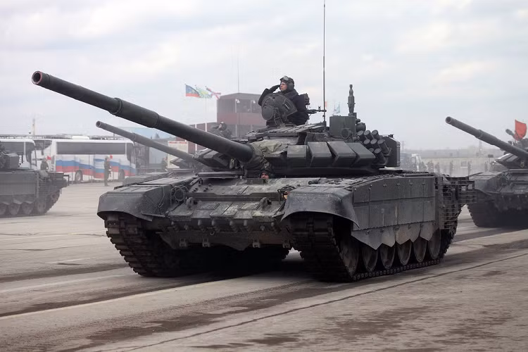 Xe tăng T-72B3 sở hữu kích thước tổng thể 9.530 x 3.460 x 2.200 m (dài x rộng x cao), khối lượng 45 tấn. Thế hệ T-72B3 mới nhất được trang bị khối động cơ diesel V-92S2F kết hợp cùng hộp số tự động 7 cấp, sản sinh công suất 1.130 mã lực, tốc độ tối đa 77 km/h. Ảnh: Military Watch Magazine.