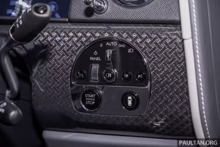 Đối với nội thất, phiên bản Black Badge của Rolls-Royce Cullinan được hoàn thiện một cách tỉ mỉ để hành khách có thể trải nghiệm sự êm ái, thẩm mỹ táo bạo, vật liệu cao cấp, chế tác tinh xảo ở cấp độ cao nhất nhưng đâu đó vẫn cảm nhận được sức mạnh khả năng vận hành vượt trội của chiếc xe.