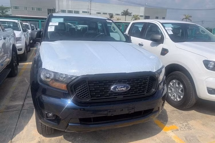 Hốc gió trong lưới tản nhiệt của phiên bản XLS sẽ không được sơn màu như trên phiên bản Wildtrak.