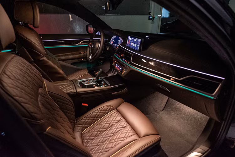 Ở hàng ghế trước là hệ thống tiêu chuẩn BMW Live Cockpit Professional, bao gồm bảng đồng hồ kỹ thuật số độ phân giải cao kích thước 12,3 inch phía sau tay lái và màn hình cảm ứng trung tâm 10,25 inch. Đi cùng là hệ thống điều khiển bằng giọng nói BMW Intelligent Voice Control, và chức năng ra lệnh bằng cử chỉ BMW Gesture Control.
