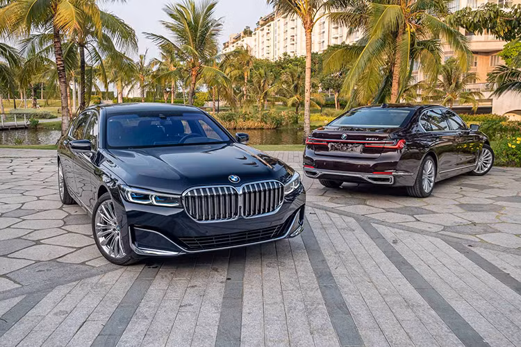 Trong khi đó, 730Li Pure Excellence và 740Li Pure Excellence được trang bị cụm đèn trước BMW Laserlight với tầm chiếu xa tối đa lên tới 560 m và cũng đi kèm chức năng tự động điều chỉnh dải sáng đèn pha. Đèn hậu 3D hình chữ L của BMW có kích thước sắc mỏng hơn phiên bản xe hiện tại đến 35 mm và được chế tác tinh xảo hơn.