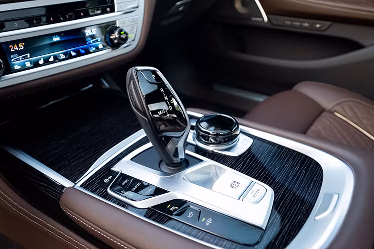 Về truyền động, 730Li M-Sport và 730Li Pure Excellence cùng sử dụng chung một khối động cơ 4 xy-lanh 2.0L tăng áp kép với công suất tối đa 265 mã lực và 400 Nm mô-men xoắn cực đại. Đối với bản 740Li là trang bị động cơ 6 xy-lanh 3.0L tăng áp kép với công suất tối đa 340 mã lực và 450 Nm mô-men xoắn cực đại. Đi kèm với đó, trên 3 phiên bản của 7-Series 2020 mới đều là hệ dẫn động cầu sau và hộp số tự động 8 cấp Steptronic.