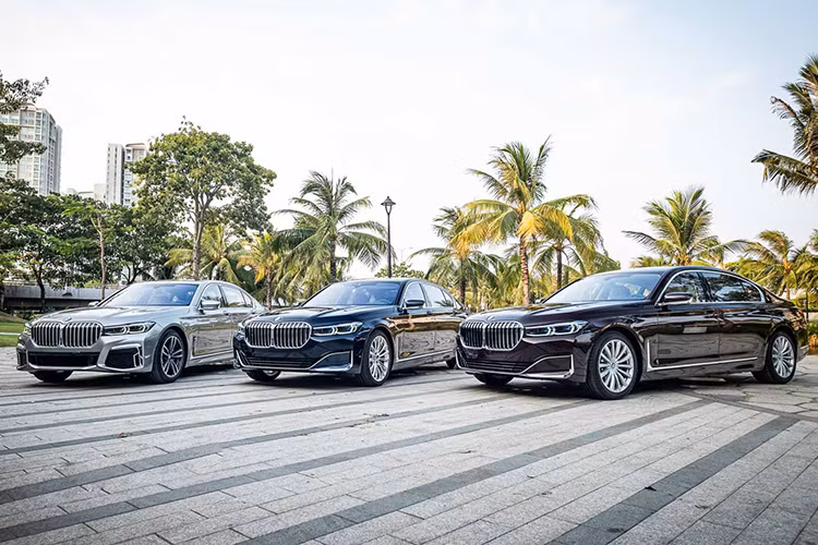 Giá xe BMW 7-Series 2020 bán ra chính hãng tại Việt Nam được Thco niêm yết cụ thế như sau: BMW 730Li M Sport: 4.369.000.000 đồng; BMW 730Li Pure Excellence: 4.999.000.000 đồng; BMW 740Li Pure Excellence: 6.289.000.000 đồng. Trong đó, 2 bản 730Li sử dụng động cơ 2.0L, bản 740Li sử dụng động cơ 3.0L.