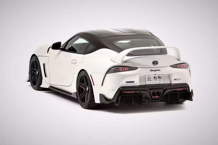 Toyota không công bố chi tiết hiệu năng của chiếc GR Supra Sport Top. Ở biến thể coupe GR Supra 3.0 Premium tại Mỹ, xe có công suất tối đa 382 mã lực, mô-men xoắn cực đại gần 500 Nm. Khả năng tăng tốc 0-96 km/h mất 3,9 giây và vận tốc tối đa đạt 250 km/h.