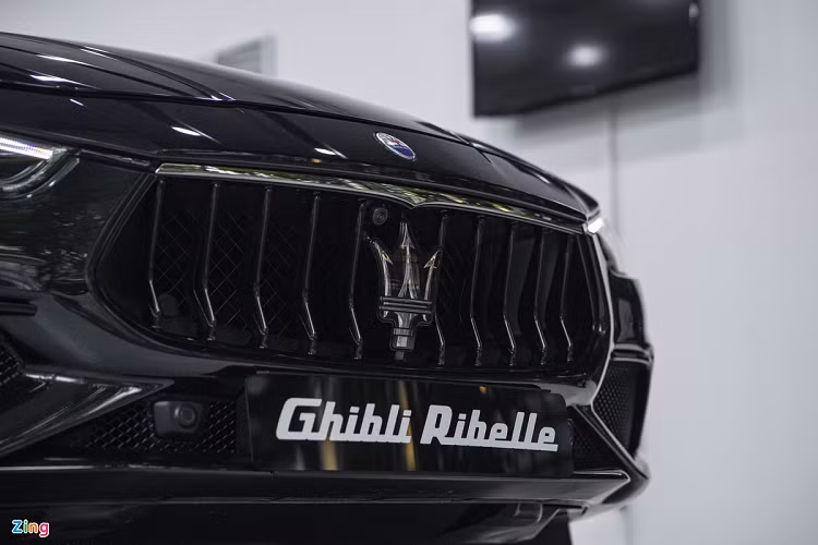 Ghibli có đầu xe dài, lưới tản nhiệt hình thang ngược với logo cây đinh ba cỡ lớn. Các thanh dọc mạ chrome sáng bóng trên bản tiêu chuẩn được thay bằng loại sơn đen.